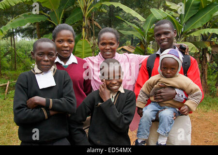 La famiglia del Kenya (donna con sua figlia e quattro figli) Foto Stock