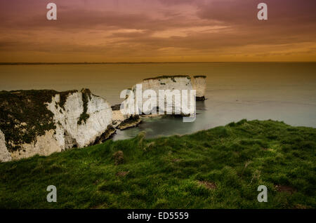 Un incredibile scena da la costa del Dorset e che essendo vecchio Harrys rocce Foto Stock