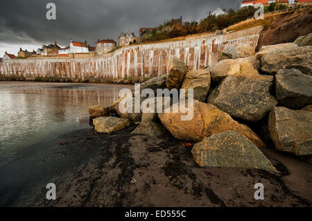 Il meraviglioso villaggio costiero di Robin cappe Bay a nord Yorkshire costa. Foto Stock
