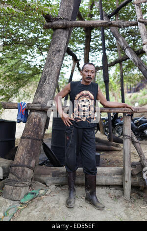 Ritratto di un lavoratore in una tradizionale olio mining nel sottodistretto Kedewan, Bojonegoro, Indonesia. Foto Stock