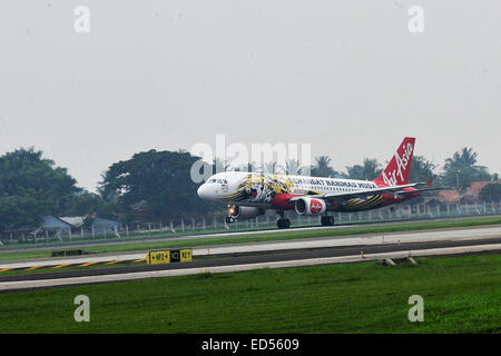 Jakarta. 28 dic 2014. File foto prese il 25 aprile 2013 illustra un Air Asia piano atterraggio all'Aeroporto Soekarno-Hatta di Jakarta, Indonesia. Air Asia detto il 28 dicembre, 2014 in una dichiarazione che il suo volo QZ8501 da Surabaya di Indonesia di Singapore ha perso il contatto con il controllo del traffico aereo alle 07:24 di mattina (2324 Dic. 27 GMT). L'A320-200 aveva 155 persone a bordo. © Agung Kuncahya B./Xinhua/Alamy Live News Foto Stock