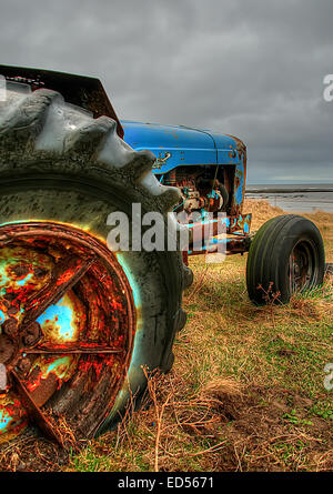 Un vecchio trattore come si vede a Boulmer sulla costa di Northumberland. Foto Stock