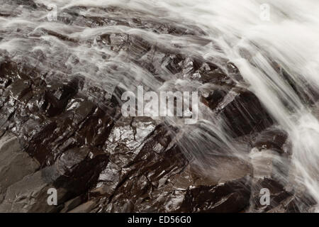 Un abstract fotografia di una cascata presso il ponte naturale di Springbrook National Park, nell'entroterra della Gold Coast, Australia Foto Stock