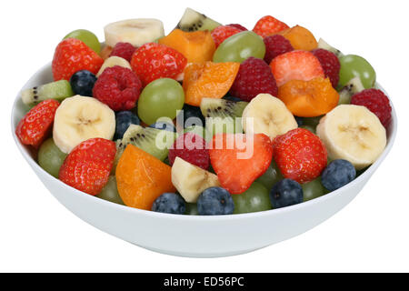Insalata di frutta in una ciotola con le fragole, mirtilli e albicocche isolato su uno sfondo bianco Foto Stock
