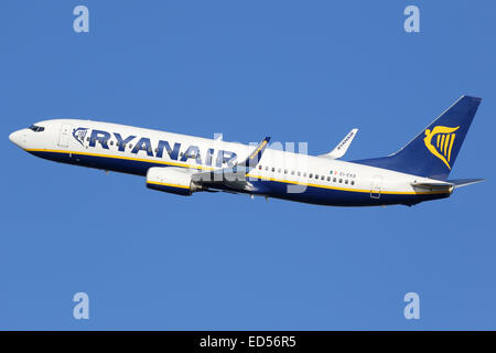 Barcellona, Spagna - 11 dicembre 2014: a Ryanair Boeing 737-800 con la registrazione EI-EKB decollo dall'Aeroporto di Barcellona (B Foto Stock