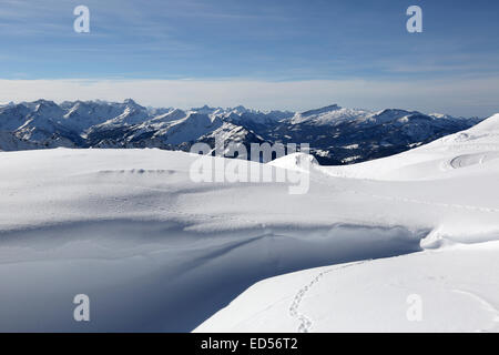 Alpi montagne coperte di neve in inverno Foto Stock
