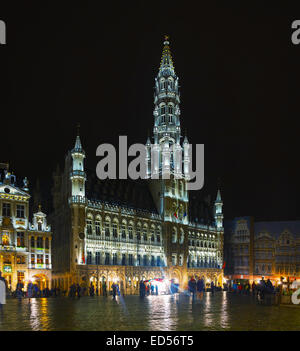 Bruxelles - IL 6 OTTOBRE 2014: Grand Place con il Municipio il 6 ottobre 2014 a Bruxelles, in Belgio. Si tratta di un edificio gotico da Foto Stock