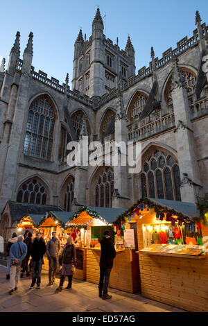 Vasca da bagno Mercatino di Natale al di fuori dell Abbazia di Bath di notte, bagno, Vasca da bagno e il nord-est Somerset, Somerset, Inghilterra, Regno Unito, Europa Foto Stock