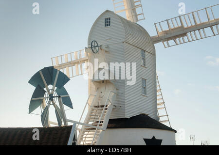 Saxtead Green Mill post mulino con 3 Storia roundhouse.Il mulino ha quattro vele di brevetto portato su una ghisa windshaft e post Foto Stock