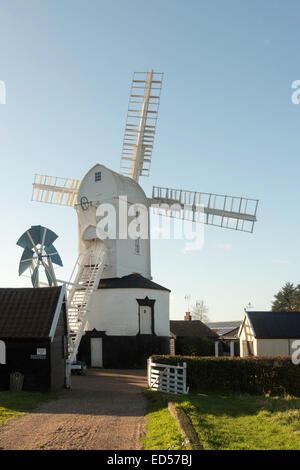 Saxtead Green Mill post mulino con 3 Storia roundhouse.Il mulino ha quattro vele di brevetto portato su una ghisa windshaft e post Foto Stock