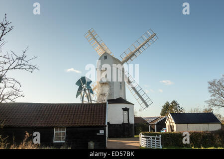 Saxtead Green Mill post mulino con 3 Storia roundhouse.Il mulino ha quattro vele di brevetto portato su una ghisa windshaft e post Foto Stock