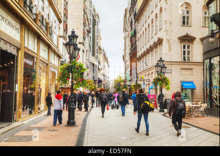 BUDAPEST - 22 ottobre: Vaci Street con i turisti in ottobre 22, 2014 a Budapest, Ungheria. Foto Stock