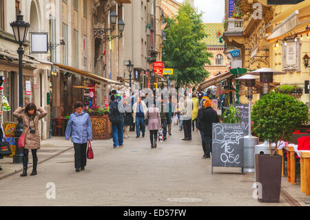 BUDAPEST - 22 ottobre: Vaci Street con i turisti in ottobre 22, 2014 a Budapest, Ungheria. Foto Stock