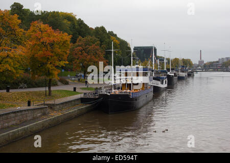 Ristorante barche nel fiume Aura Turku Finlandia Foto Stock