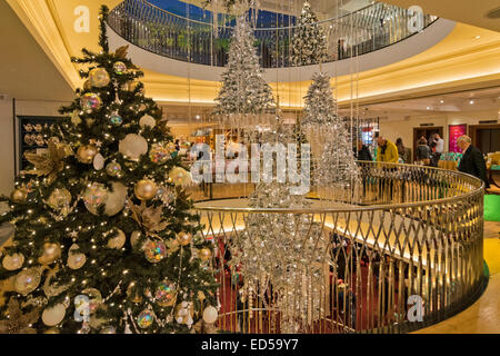 Londra FORTNUM E MASON verde e argento alberi di Natale intorno alla scala centrale Foto Stock