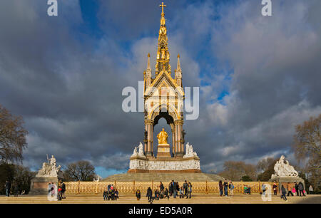 Londra l'Albert Memorial e i visitatori su un inverni di mattina Foto Stock