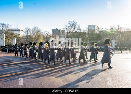 Londra il Cambio della Guardia a Buckingham Palace ha portato dalla band su un inverno mattina Foto Stock