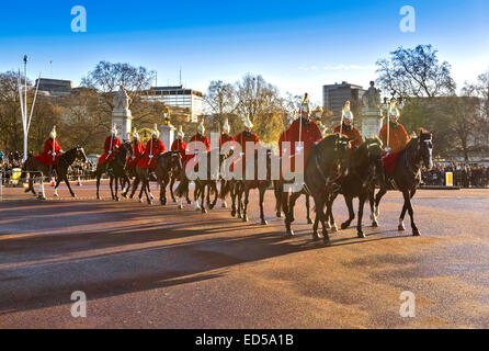 Londra il Cambio della Guardia a Buckingham Palace per un inverno mattina con il rosso rivestite di cavalleria PER USO DOMESTICO Foto Stock