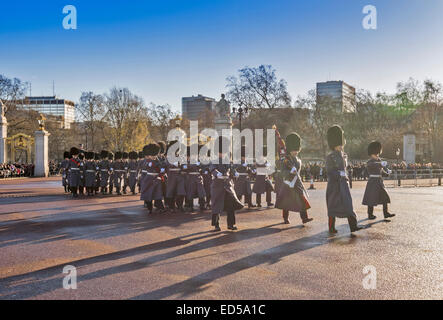 Londra il Cambio della Guardia a Buckingham Palace per un inverno mattina con i soldati in GREATCOATS Foto Stock