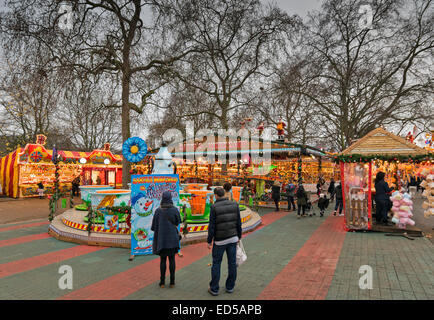 LONDON Winter Wonderland di HYDE PARK una corsia con Babbo Natale in officina e divertimenti Foto Stock