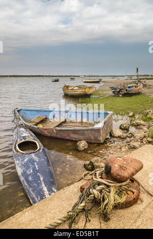 Vecchie imbarcazioni sulla banchina a Brancaster Staithe Foto Stock