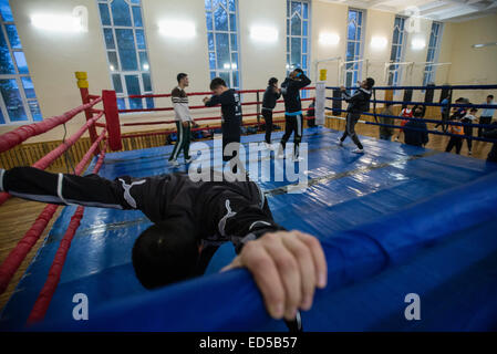 Gli studenti della scuola superiore di sport arte nella boxe warm-up di pugilato ring, Samarcanda, Uzbekistan Foto Stock