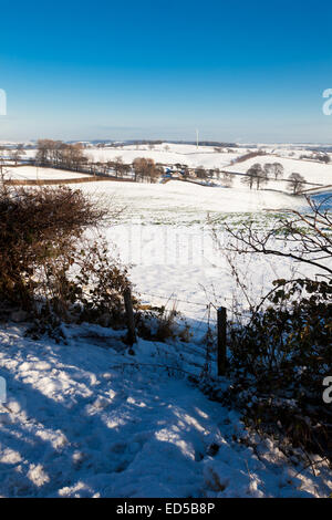 Testa Dorket, Nottinghamshire, Regno Unito Il 28 dicembre 2014. Molte parti del Nottinghamshire continuano ad essere interessati da ghiaccio e neve creando una festosa stagionale di scena a testa Dorket nella contea. Testa Dorket è il punto più alto nel Nottinghamshire a 146 metri sopra il livello del mare. Credito: Mark Richardson/Alamy Live News Foto Stock