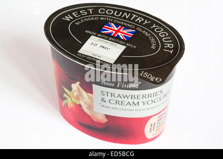 Pentola di Tesco Finest Fragole & Panna yogurt isolati su sfondo bianco Foto Stock