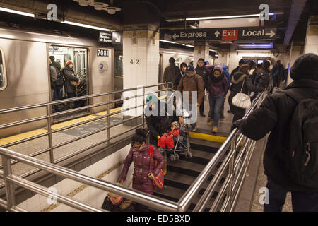 La metropolitana piloti al 42nd St. Station sulla linea di Lexington in Manhattan presso la sera Rush Hour. Foto Stock