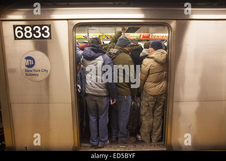 La metropolitana piloti al 42nd St. Station sulla linea di Lexington in Manhattan presso la sera Rush Hour. Foto Stock