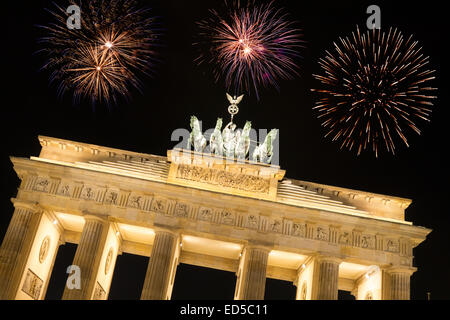 Capodanno a Berlino con fuochi d'artificio Foto Stock