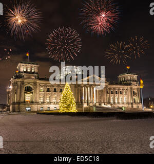 Fuochi d'artificio su bundestag in Germania per la vigilia di capodanno Foto Stock