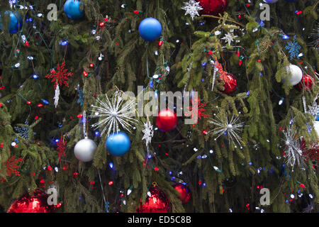Addobbi natale su un albero in Bryant Park di New York City. Foto Stock