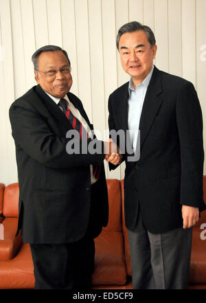 Dacca in Bangladesh. 27 dic 2014. Il ministro degli Affari Esteri cinese Wang Yi(R) stringe la mano con il suo omologo del Bangladesh Abul Hassan Mahmood Ali a Hazrat Shahjalal International Airport a Dhaka, nel Bangladesh, Dic 27, 2014. Wang Yi ha tenuto colloqui con Abul Hassan Mahmood Ali qui di domenica per discutere sui modi per rafforzare ulteriormente la cooperazione bilaterale. © Shariful Islam/Xinhua/Alamy Live News Foto Stock