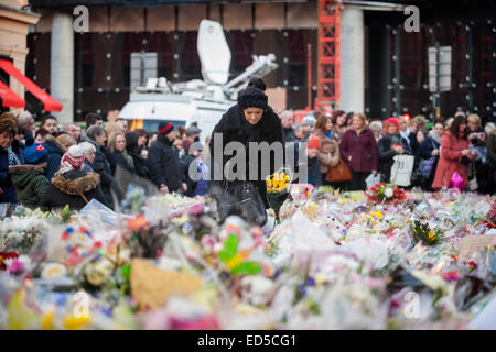 Più di mille persone che frequentano un memoriale di veglia e prendere parte a due minuti di silenzio in Glasgow Royal Exchange Square. Foto Stock