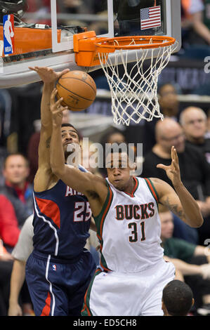 Milwaukee, WI, Stati Uniti d'America. 27 dic 2014. Milwaukee Bucks centro John Henson (31) tiro è bloccato da Atlanta Hawks guard Thabo Sefolosha (25) durante il gioco NBA tra Atlanta Hawks e il Milwaukee Bucks a BMO Harris Bradley Center di Milwaukee, WI. Atlanta sconfitto Milwaukee 90-85. John Fisher/CSM/Alamy Live News Foto Stock