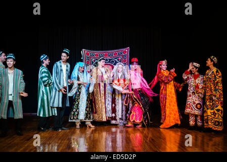 Attori nel tradizionale costume uzbeko del 19 secolo eseguire la cerimonia nuziale durante "istanti di eternità' show di teatro di hist Foto Stock