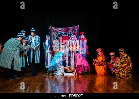 Attori nel tradizionale costume uzbeko del 19 secolo eseguire la cerimonia nuziale durante "istanti di eternità' show di teatro di hist Foto Stock