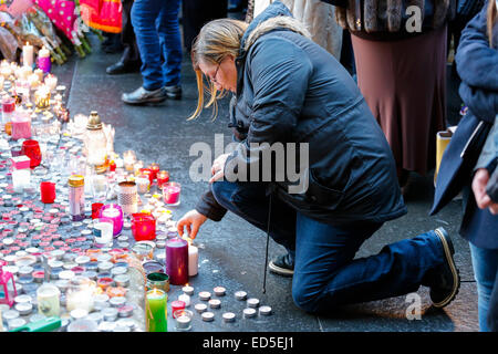 Più di mille persone hanno preso parte a un 2 minuto candela veglia in Royal Exchange Square, Glasgow in ricordo di 6 persone che sono state vittime di Glasgow Bin camion crash in George Square una settimana fa. Molte persone hanno portato fiori, candele e alcuni detto preghiere come un segno di sostegno e di cordoglio. Foto Stock