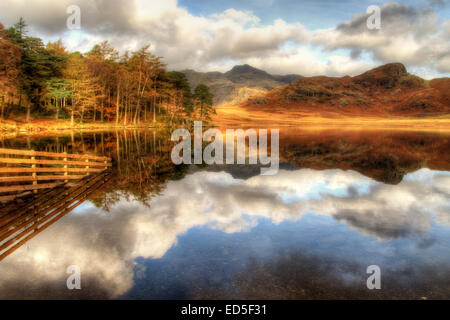 Blea Tarn nel Parco Nazionale del Distretto dei Laghi, Cumbria. Lake District Canvas. Lake District tele. Lake District stampe. Il lago Foto Stock