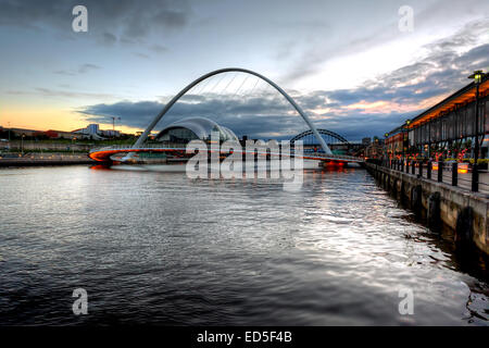 Il Quayside a Newcastle Gateshead Millennium Bridge in primo piano e il Tyne Bridge mostra che è volto in backgr Foto Stock