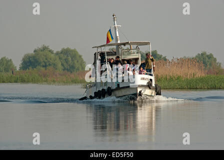 Tour in barca nel delta del Danubio, sito patrimonio dell'umanità dell'UNESCO, Romania, Europa Foto Stock