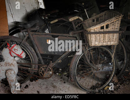 Commercio vecchia moto in un capannone. Foto Stock