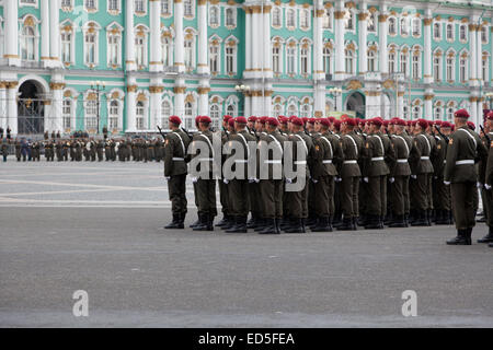 Prove abito di parata militare dedicato alla vittoria giorno sulla piazza del Palazzo a San Pietroburgo, Russia Foto Stock