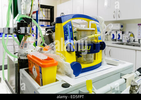 Unità di aspirazione in un ospedale per la rimozione di fluidi corporei, fabbricato da Laerdal Foto Stock