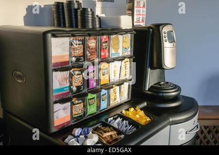 Flavia macchina da caffè con una selezione di bustine di tè, caffè e cioccolata calda. Foto Stock