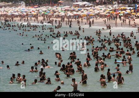 Rio de Janeiro, Brasile, 27 dicembre, 2014. Meteo Rio: nel primo weekend di estate, lucertole da mare godono di un affollato Arpoador Beach in una calda e soleggiata giornata, quando le temperature hanno raggiunto quasi il 40°C e la sensazione termica ha raggiunto 48°C. Credito: Maria Adelaide Silva/Alamy Live News Foto Stock