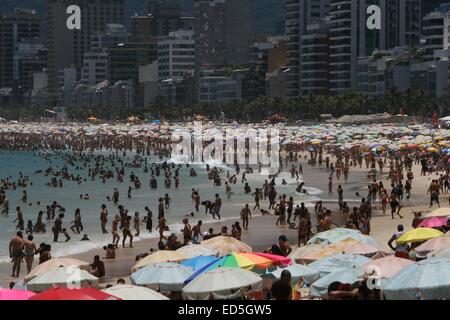 Rio de Janeiro, Brasile, 27 dicembre, 2014. Meteo Rio: nel primo weekend di estate, lucertole da mare godono di un affollato Arpoador Beach in una calda e soleggiata giornata, quando le temperature hanno raggiunto quasi il 40°C e la sensazione termica ha raggiunto 48°C. Credito: Maria Adelaide Silva/Alamy Live News Foto Stock