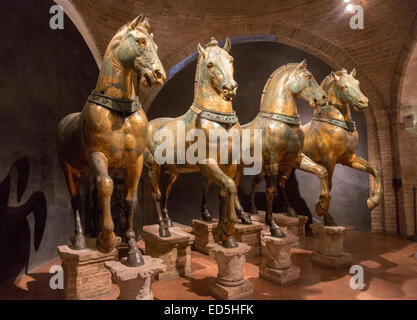I Cavalli di San Marco, noto anche come la Quadriga Trionfale, Basilica di San Marco, Venezia, Italia Foto Stock