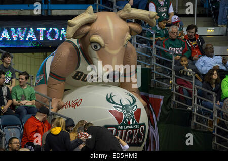 Milwaukee, WI, Stati Uniti d'America. 27 dic 2014. Il Milwaukee Bucks Mascotte gonfiabile facendo un ingresso durante il gioco NBA tra Atlanta Hawks e il Milwaukee Bucks a BMO Harris Bradley Center di Milwaukee, WI. Atlanta sconfitto Milwaukee 90-85. John Fisher/CSM/Alamy Live News Foto Stock